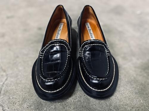 アクネストゥディオズのクロコ型押しローファー