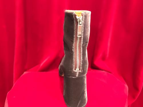 クリスチャンダダのスクエアトゥーベロアブーツ