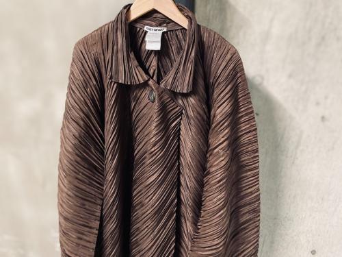 イッセイミヤケのプリーツコート