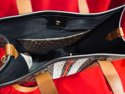 スモール モノグラムストライプ Eキャンバス ポートレート トートバッグ/MONOGRAM STRIPE TOTE BAGの8024294