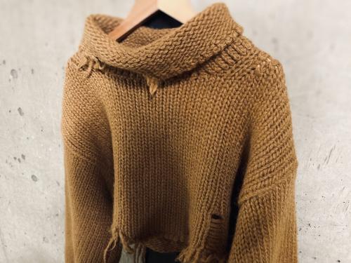 タロウホリウチのダメージショートタートルネックニット