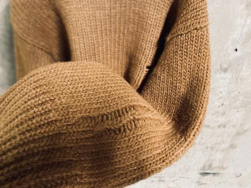 ダメージショートタートルネックニットの1804-K06-409