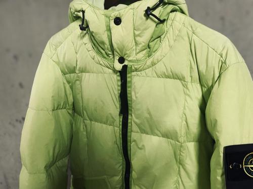 ストーンアイランドのガーメントダイナイロンフーデッドダウンジャケット