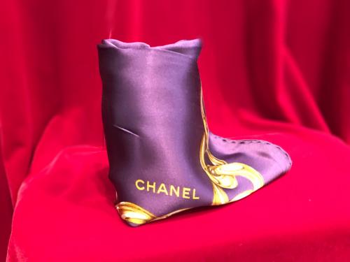 シャネルのフラワーココマークチェーンスカーフ