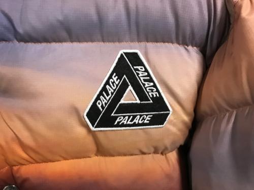 モスキーノ×パレスのPUFFA JACKET