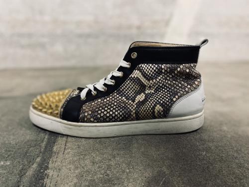 クリスチャンルブタンのスタッズハイカットスニーカー