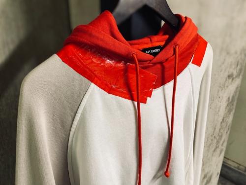 ラフシモンズのダクトテーププルオーバーパーカー