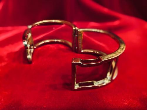 バレンシアガのバングル