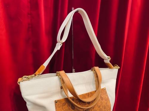 バトラーバーナーセイルズの本ヌメ革 ペイズリー彫刻トート