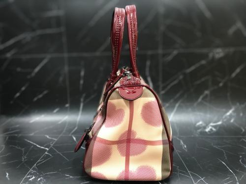 バーバリーのハートプリントチャーム付ハンドバッグ