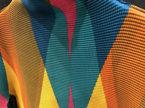 ミー イッセイ ミヤケのマルチカラー デザインプリーツブラウス