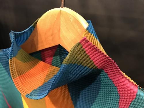 マルチカラー　デザインプリーツブラウスの買取強化中！