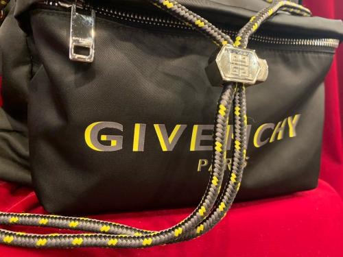 ジバンシーのドローストリング バックパック