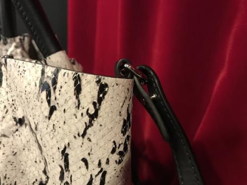 スネークパターン2WAYバッグの型番：103006320 布袋付