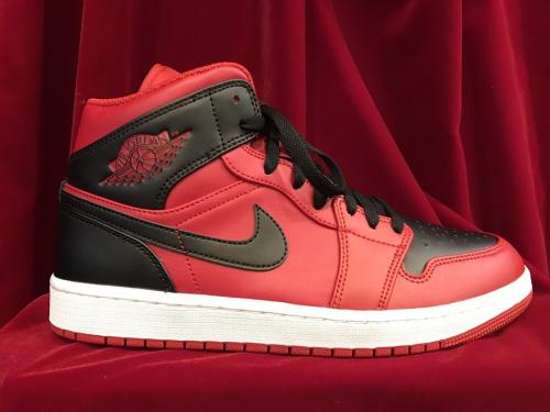 ナイキのエアジョーダン１ ミッド リバースブレッド