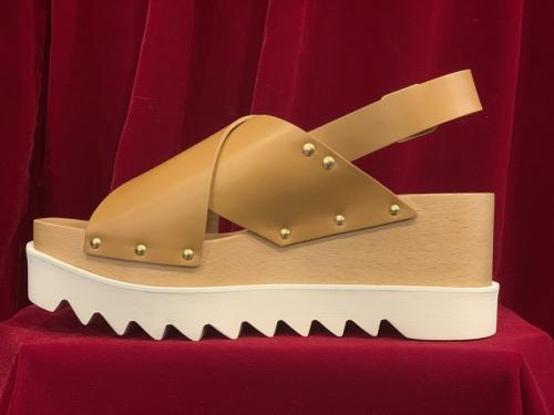 ステラマッカートニーのパーシープラットフォームサンダル / A Plastic Sandal Percy Light Tan