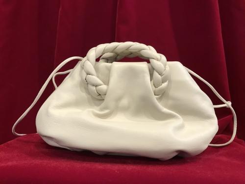 ヘリューのボンボンレザーバッグ