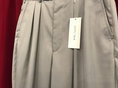 リトルビッグの22SS Tucked Trousers スラックス