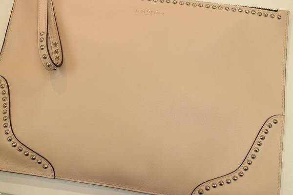 可愛さと、上品な存在感。J&M DAVIDSON 春色クラッチバッグ入荷 