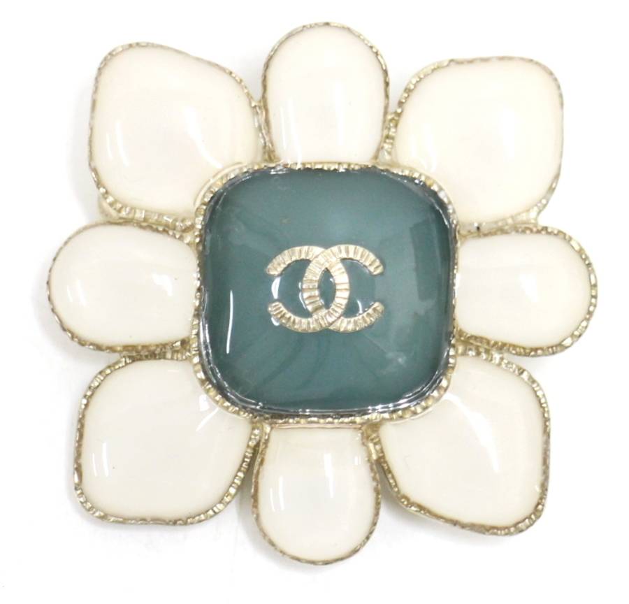 コーデのアクセントに...CHANEL/シャネルよりフラワーブローチの入荷
