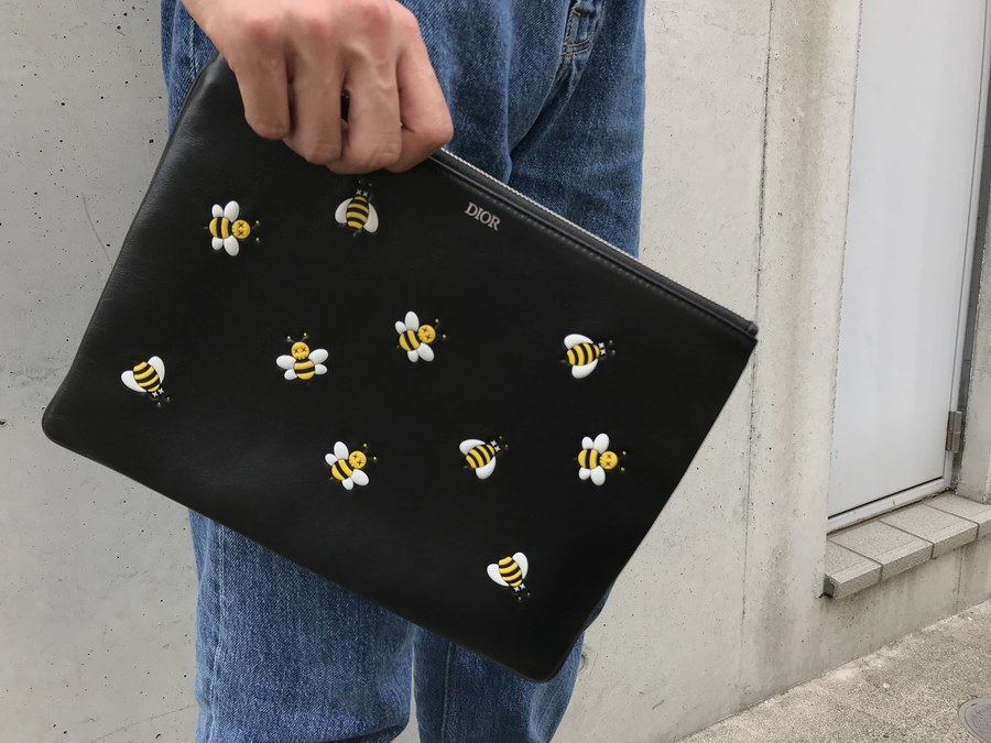 DIOR ディオール ×KAWS カウズ BEEデザインレザークラッチバッグ ブラック 22-BO-1118