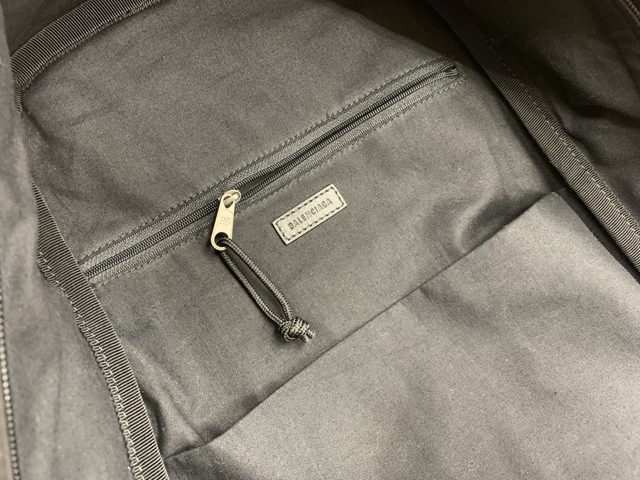 ラグシュアリーブランド【BALENCIAGA / バレンシアガ】 より バック