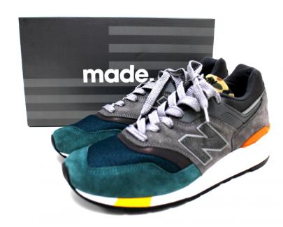 「スニーカーのNEW BALANCE 」