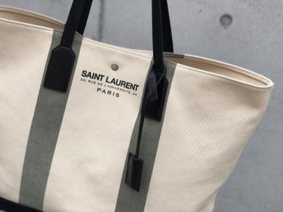 「ラグジュアリーブランドのSaint Laurent Paris 」