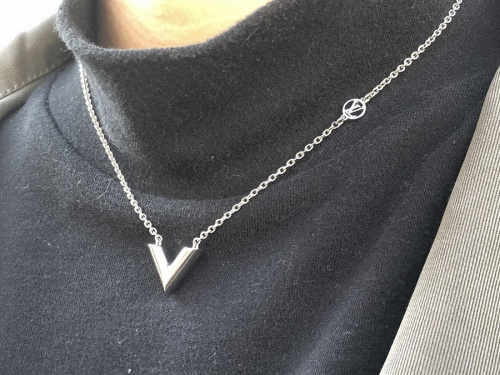 ルイヴィトン エッセンシャルv 関税負担・国内発送【LV】ネックレス・エッセンシャルV (Louis Vuitton