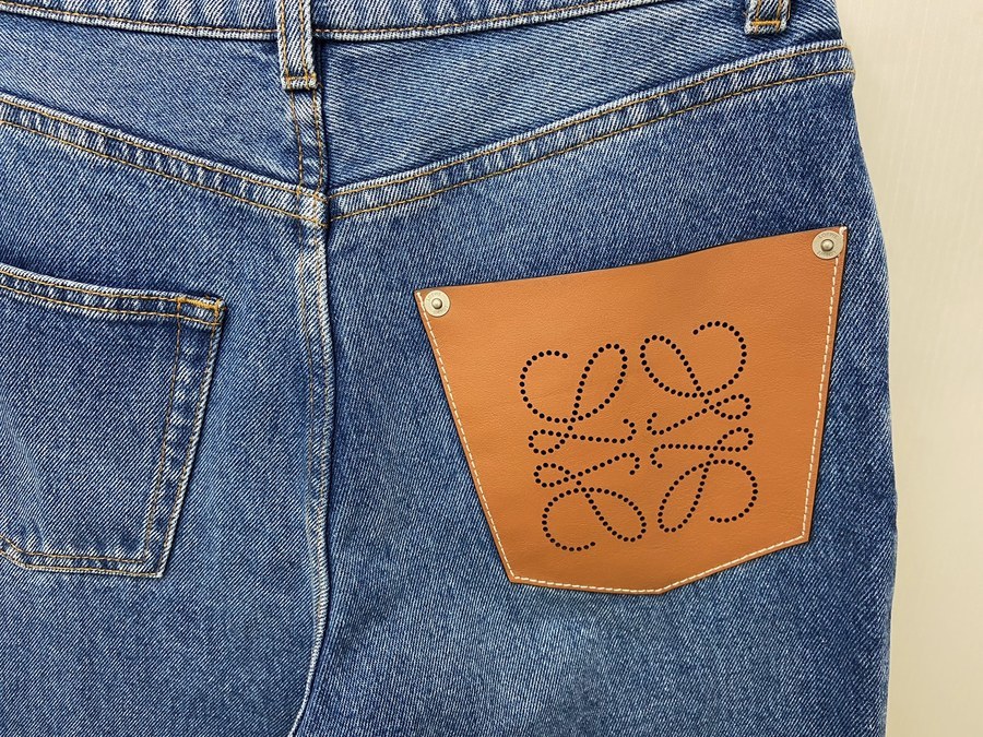 大人気ラグジュアリーブランド【LOEWE / ロエベ】より アナグラム