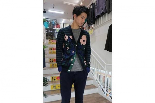 シャツのカーディガン