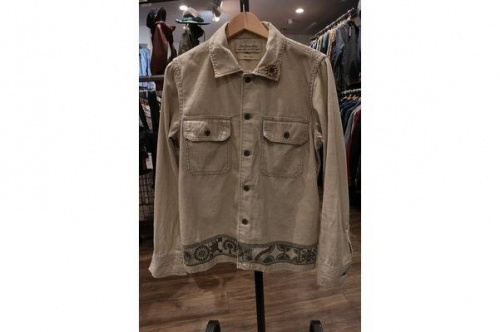 スタッズシャツ