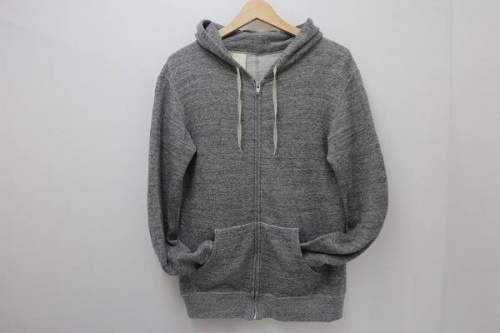 トップスのパーカー