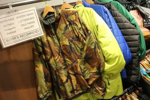 トップスのダウンジャケット