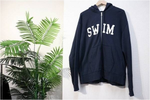 トップスのパーカー