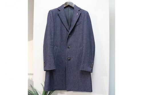 トップスのチェスターコート