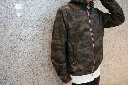 トップスのナイロンジャケット