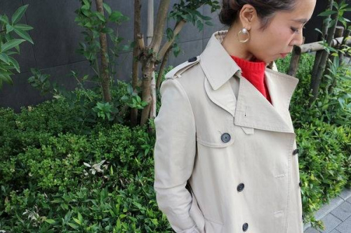 トップスのトレンチコート