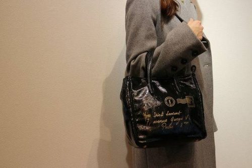 シューズ・バッグのエナメルトートバッグ