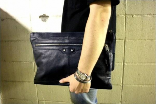 バレンシアガのクラッチ