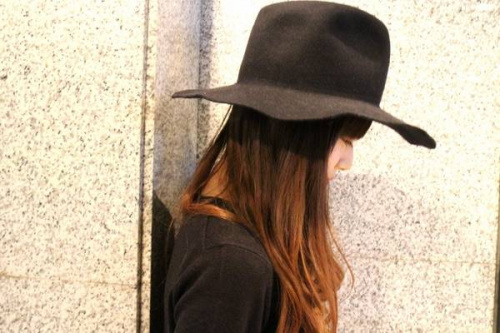 ハットのワイドブリム