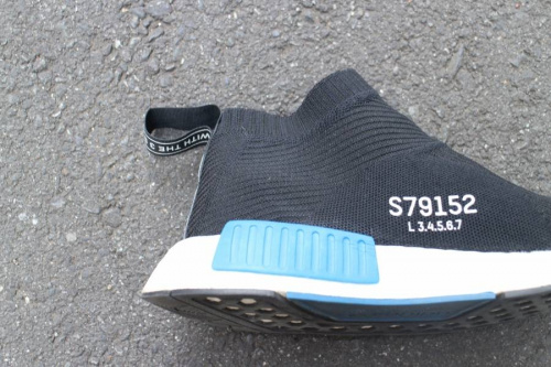 NMDのスニーカー