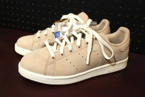 アディダスのスタンスミス