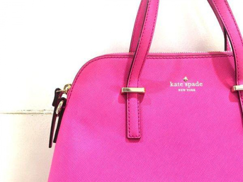 ピンクのバッグ