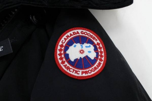 モンクレのカナダグース