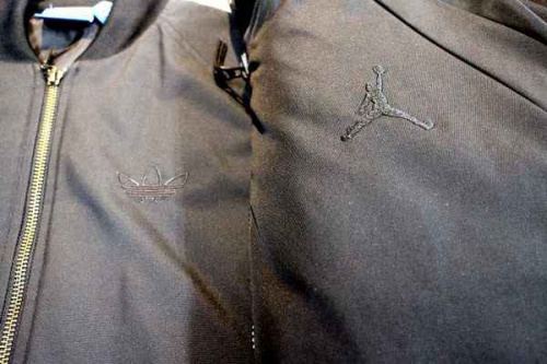 アディダスのナイキ