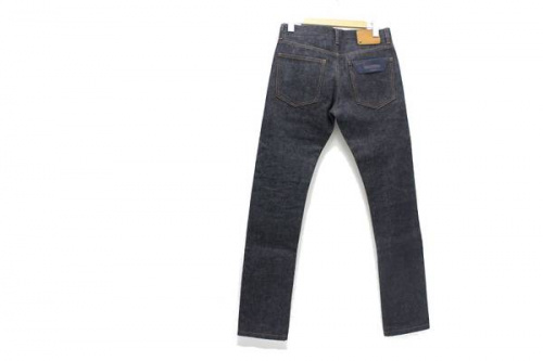 スタッズのデニム