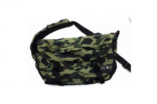 A　BATHING　APEのポーター