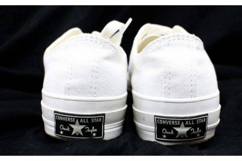 スニーカーの戸越