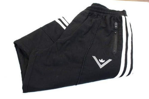 アデイダスのホワイトマウンテニアリング